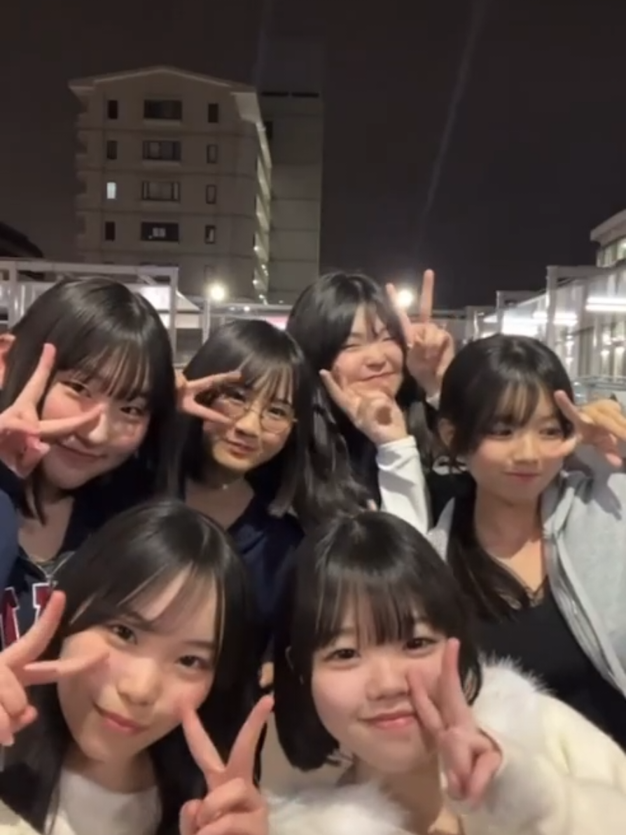 @こ