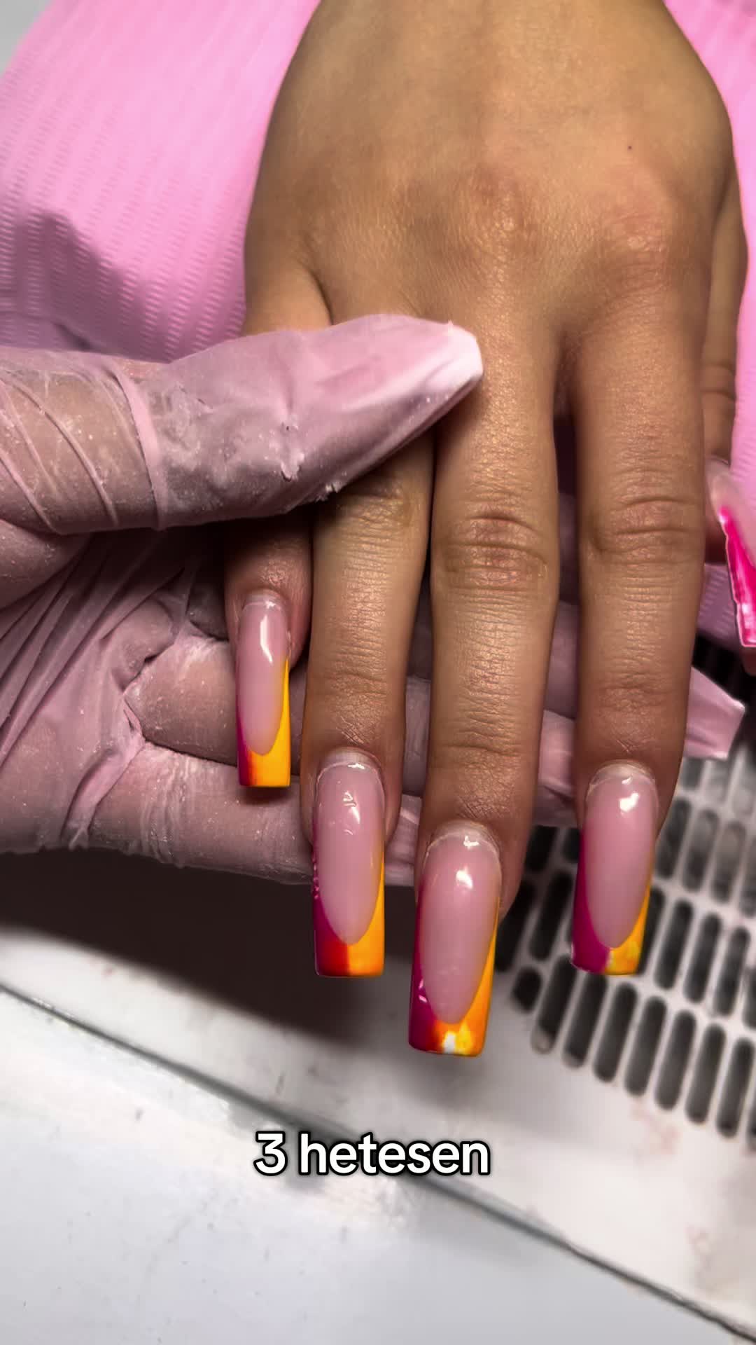 @Nails_vil&aacute;g