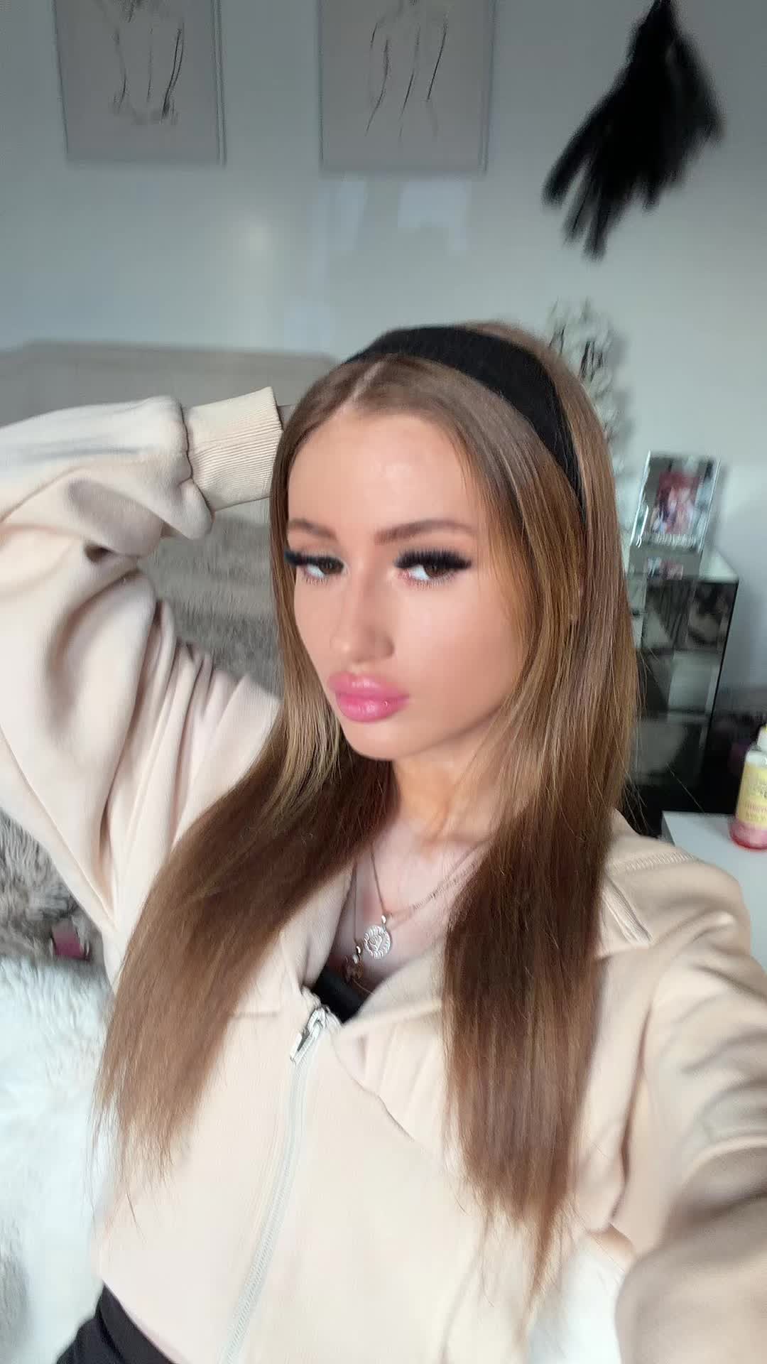 @ell 👩&zwj;❤️&zwj;💋&zwj;👩