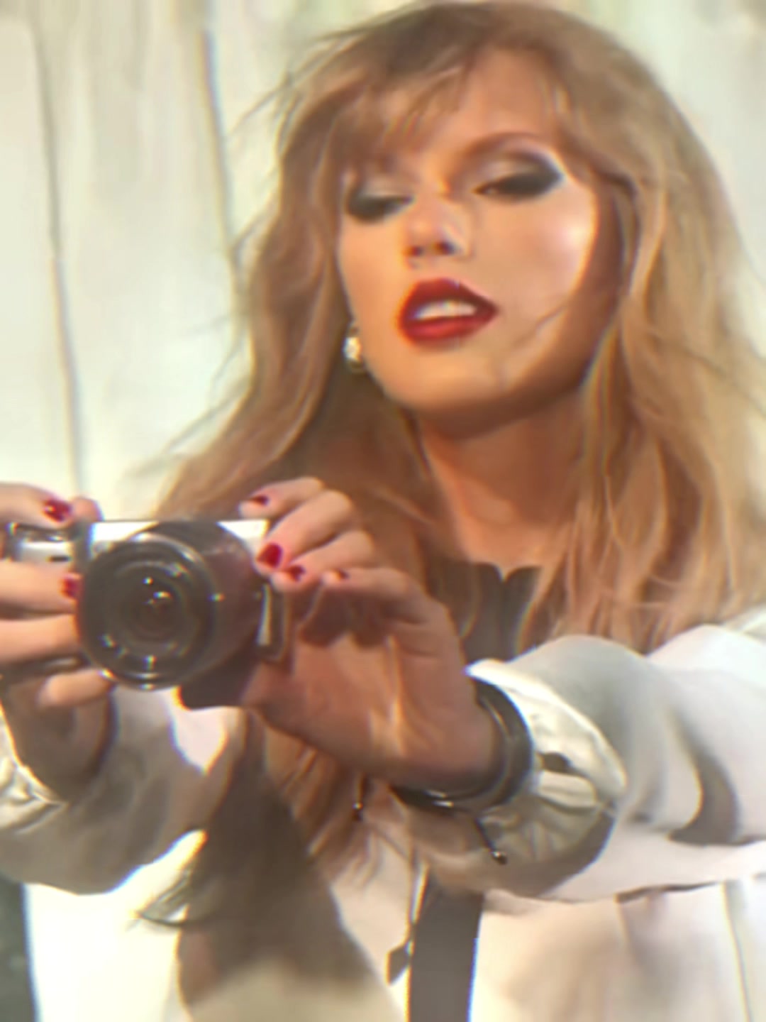@JustYourFellowSwiftie
