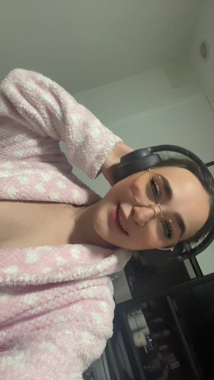 @Famousera