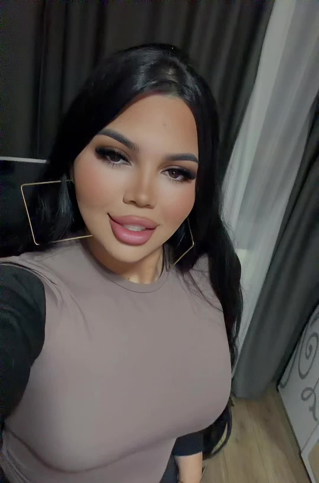 @Monica Valentina