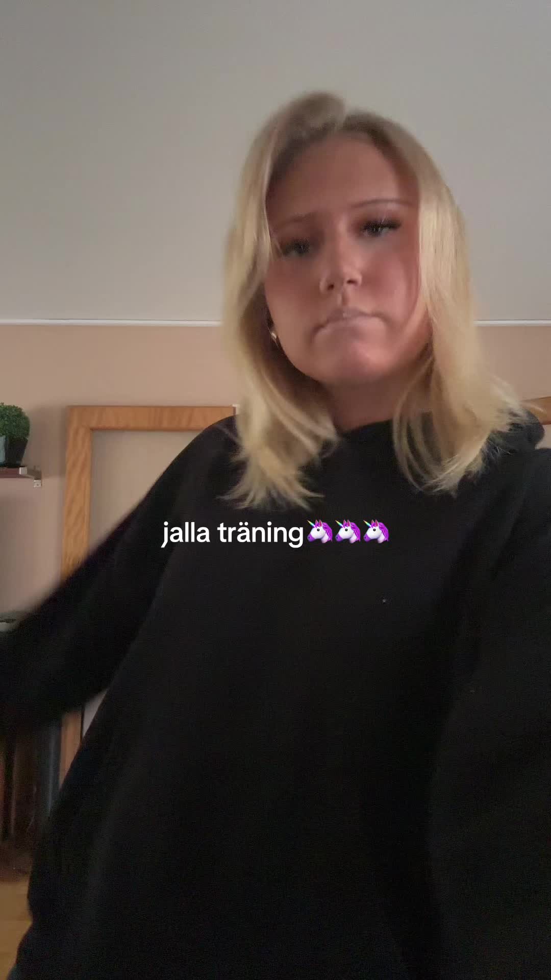 @👩🏽❤️💋👩🏼🦕🥳✌🏻