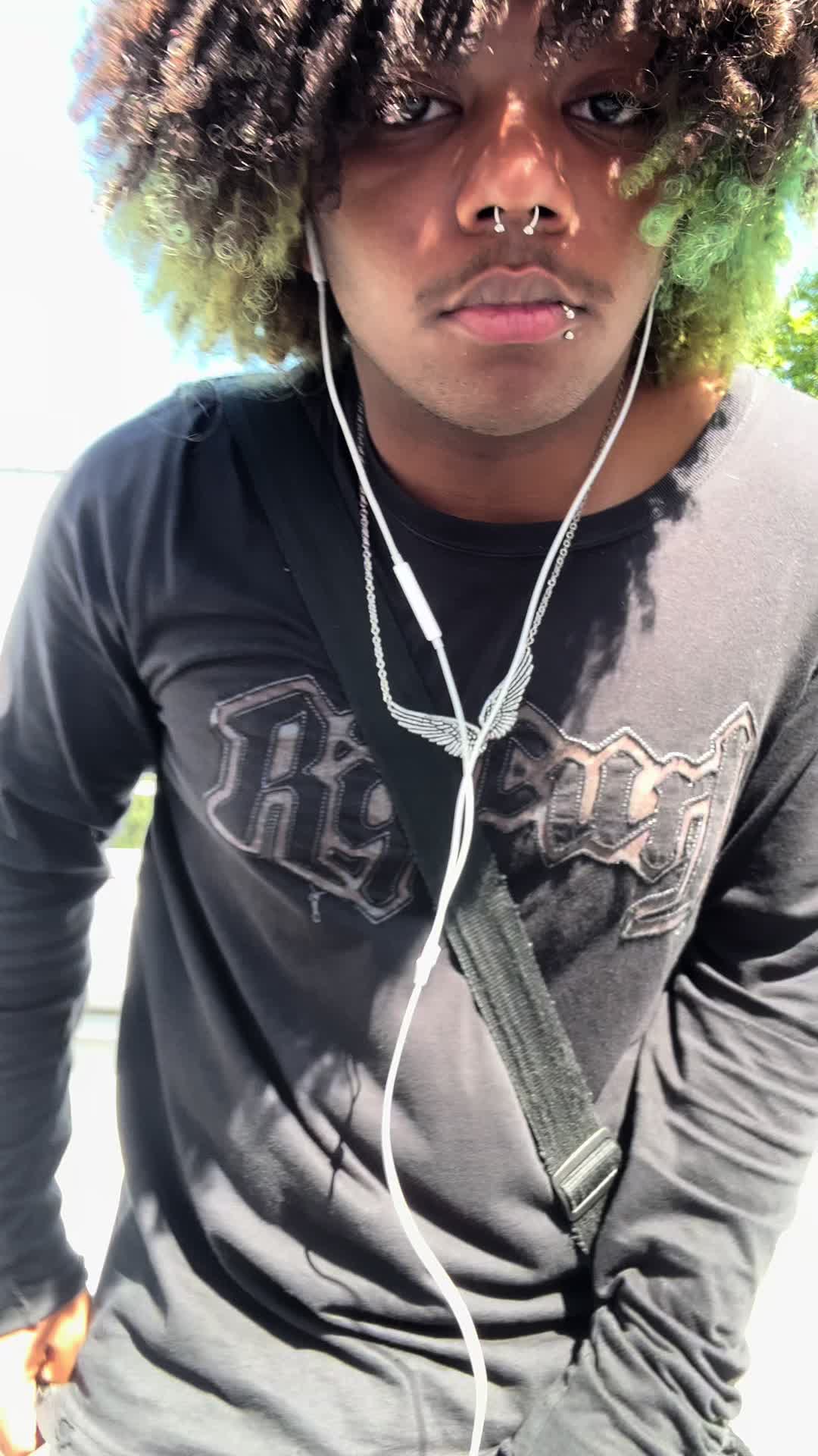 @🎧