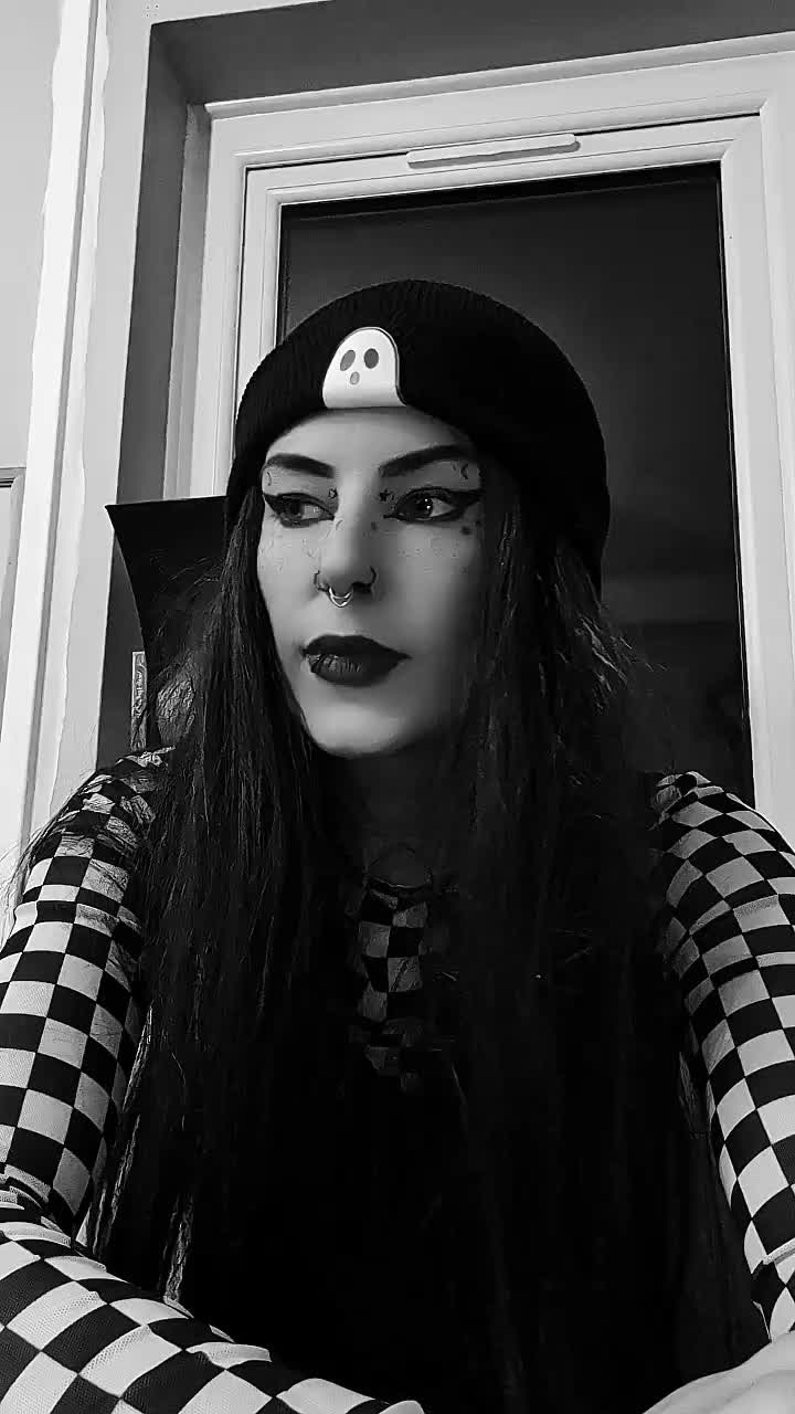 @Beth 🦇🖤