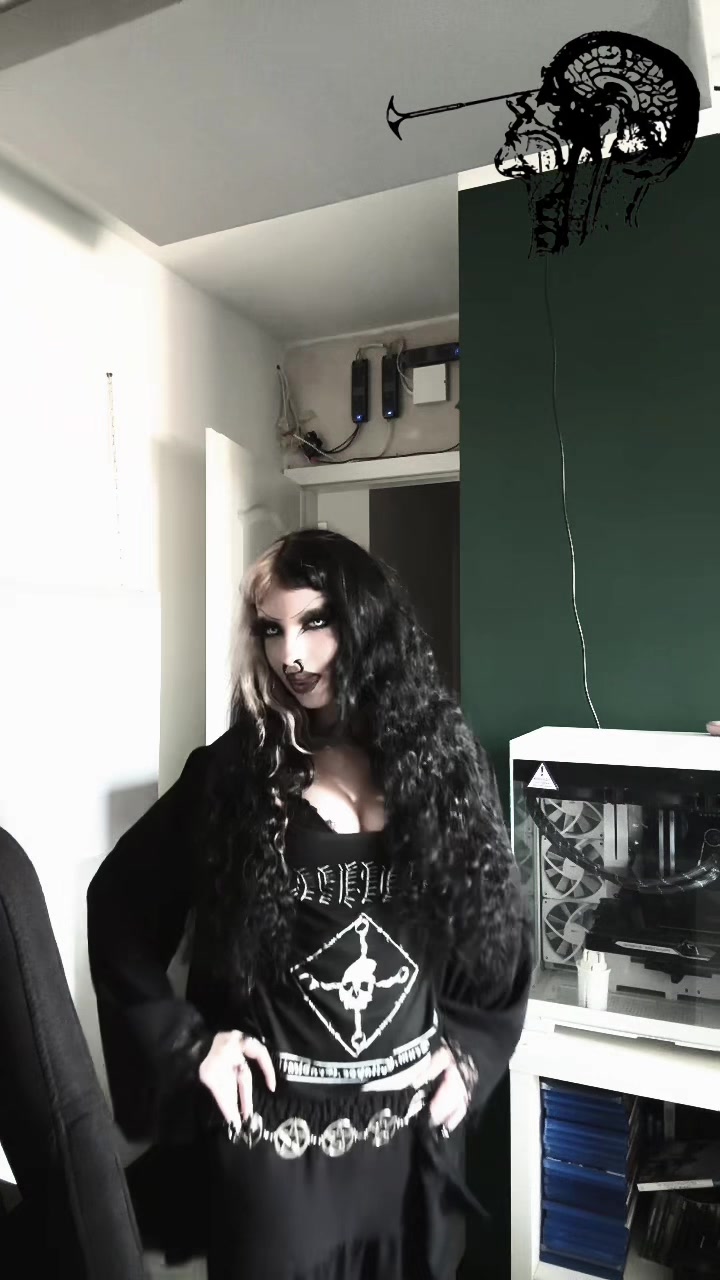 @Hella🗡️