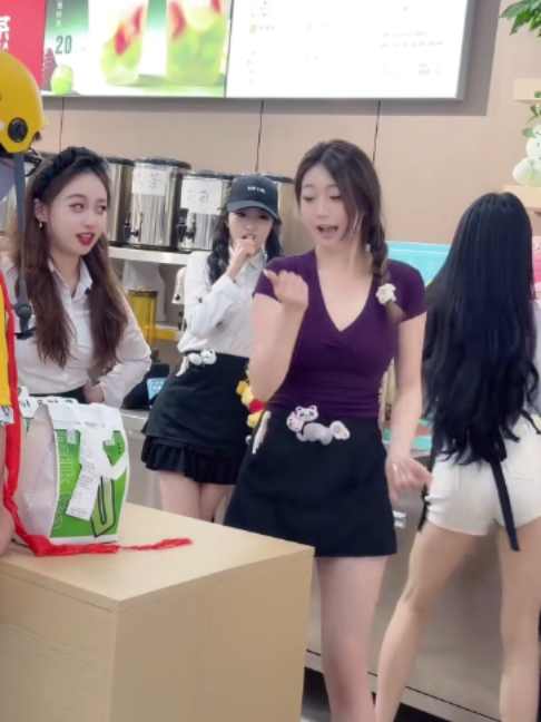 @奶奶的茶美女 (Nai Nai De Cha)