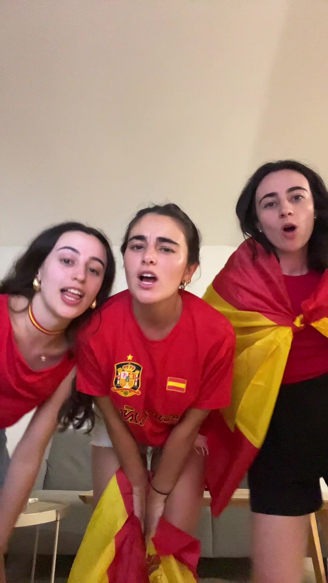 @elenaluugo