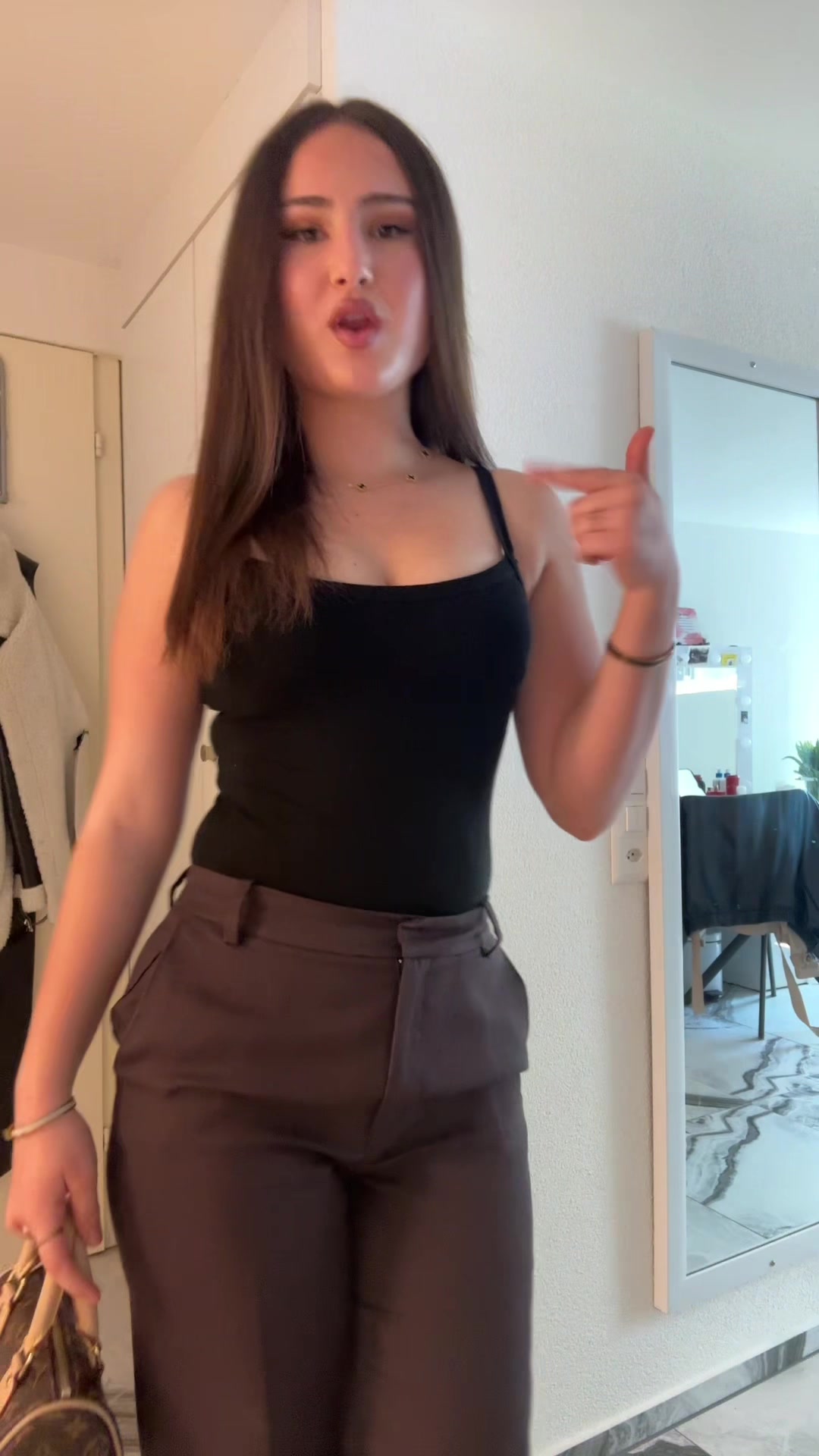 @leona