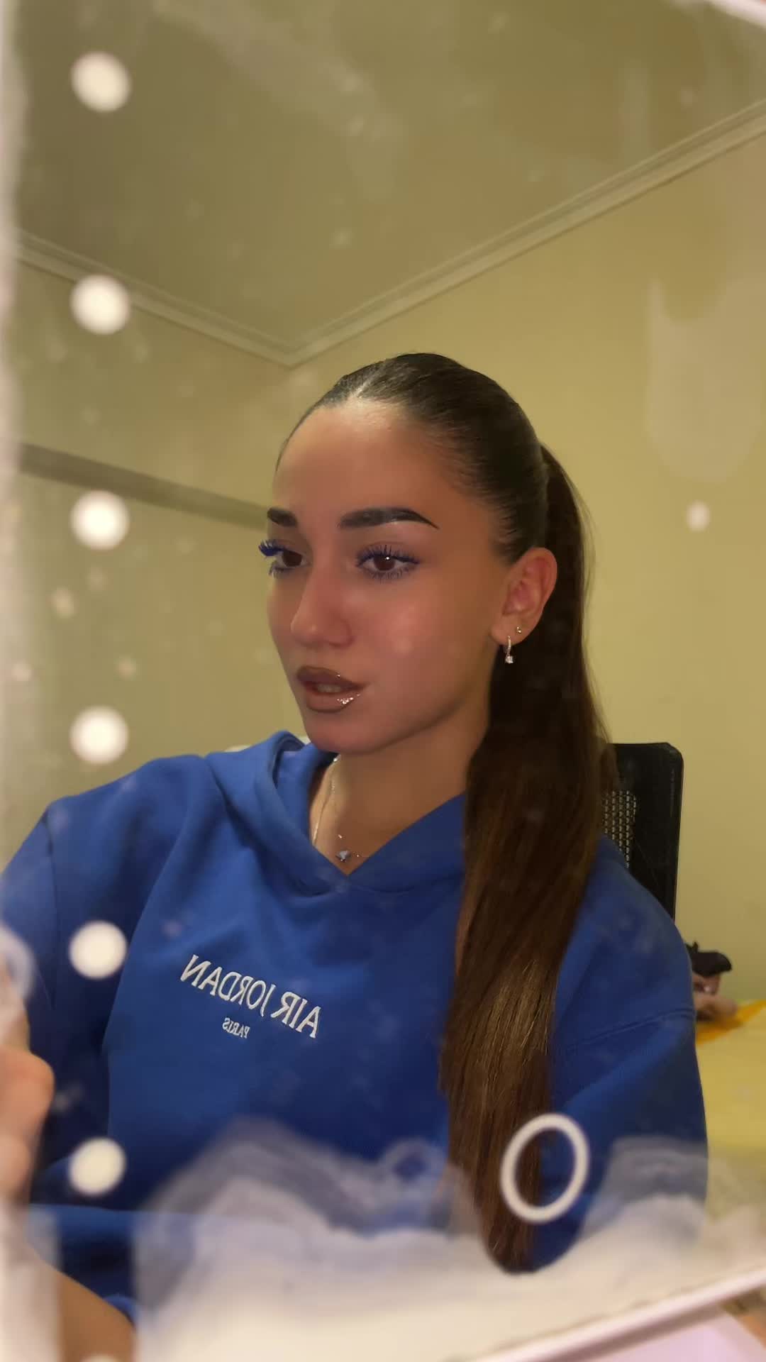 @Angiee
