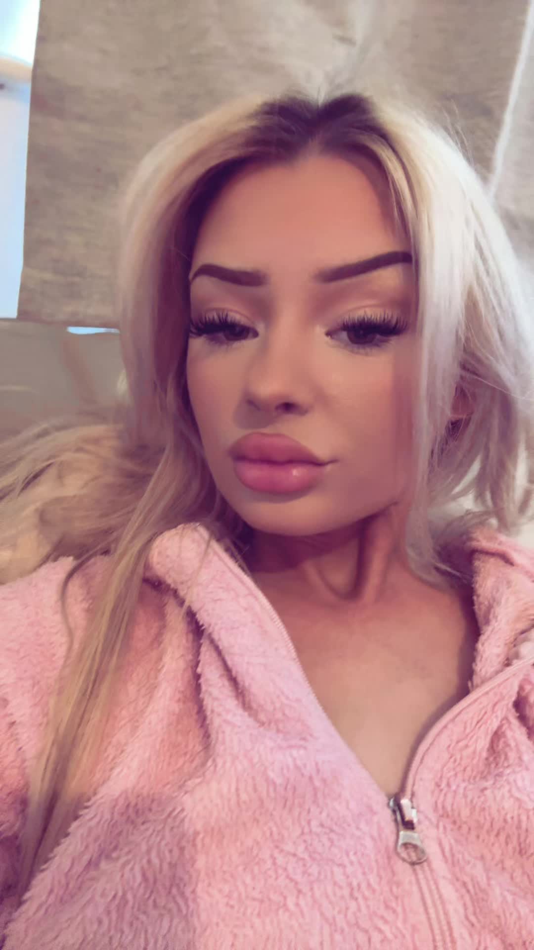 @Elliequigley