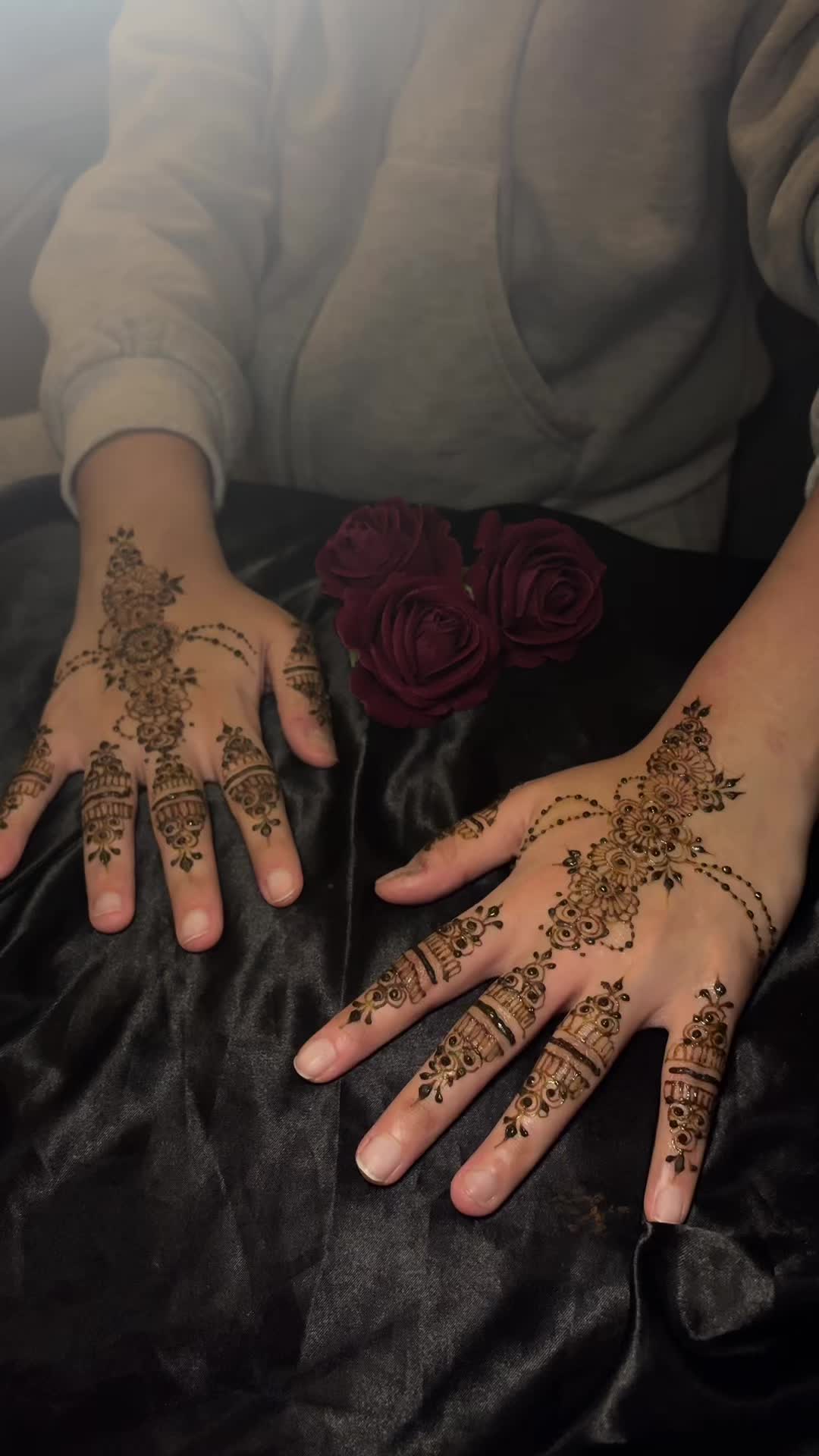 @ayshahhenna_artist