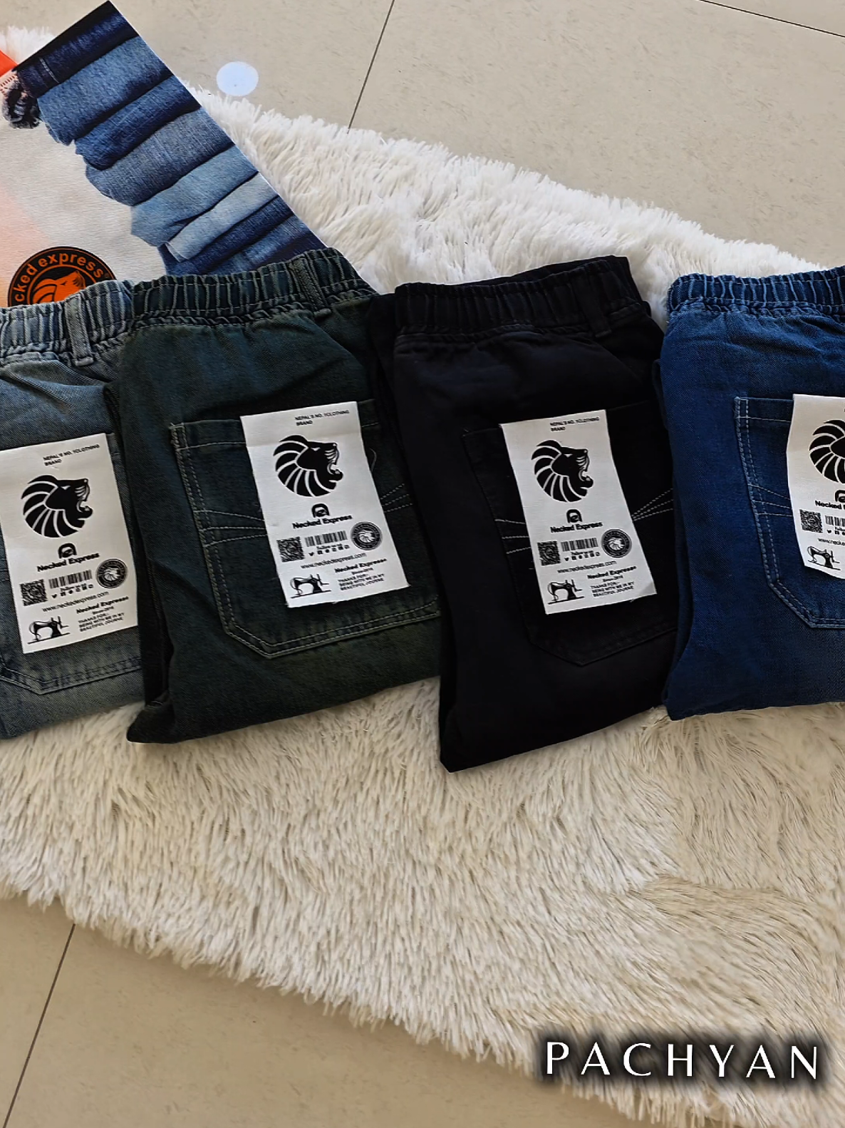 @पछ्याण wears
