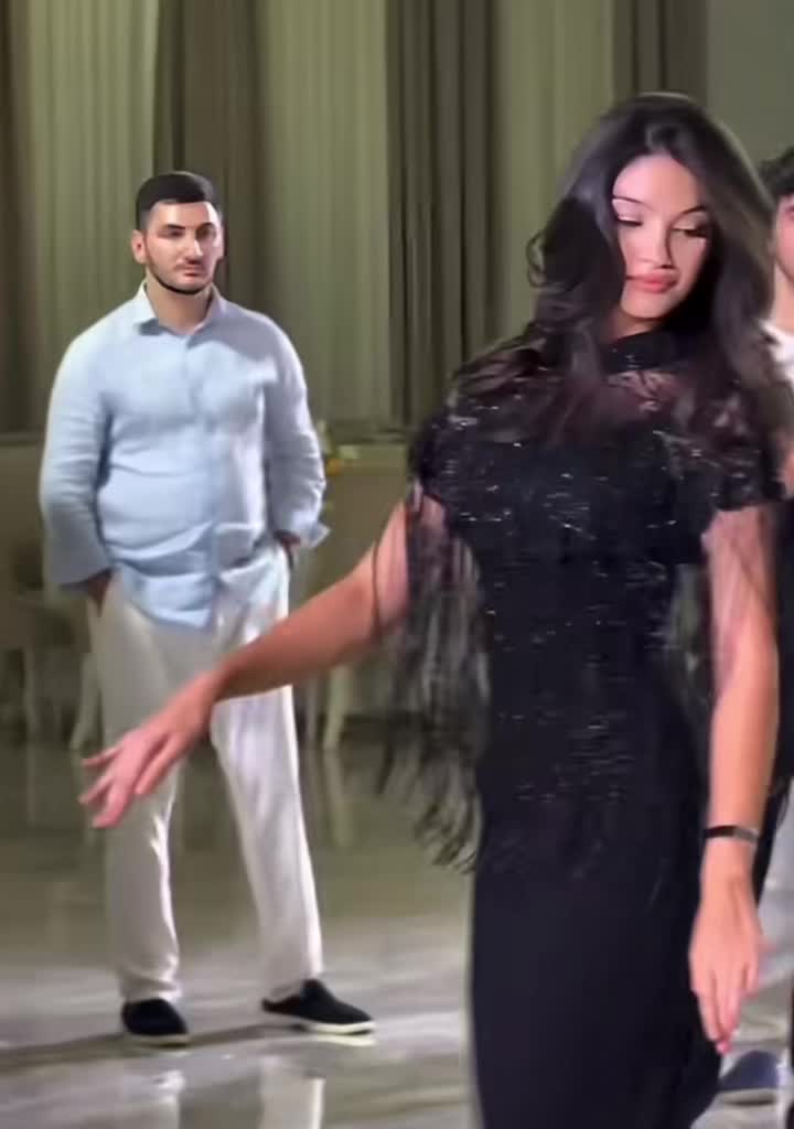 @⃟
