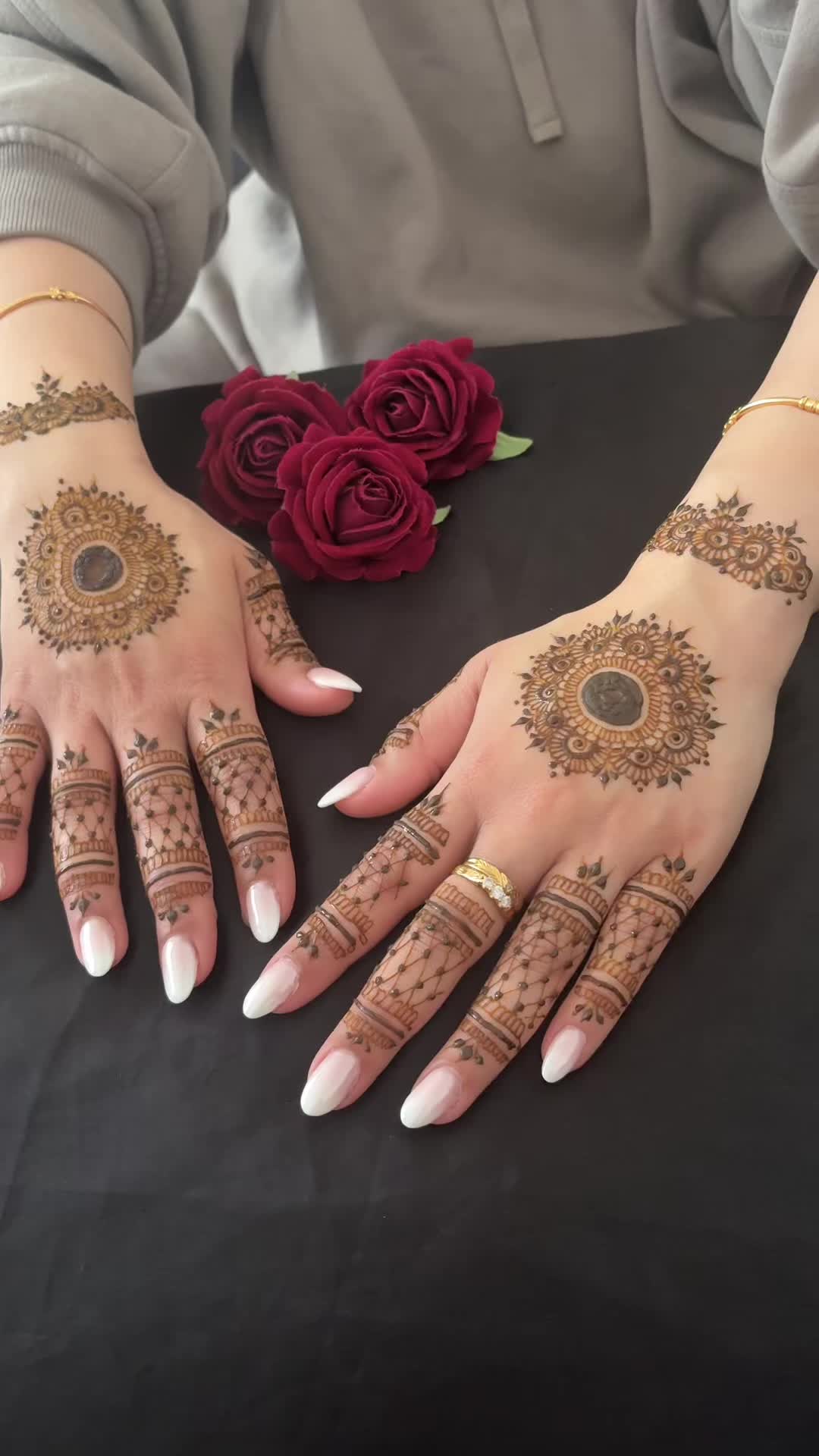 @ayshahhenna_artist