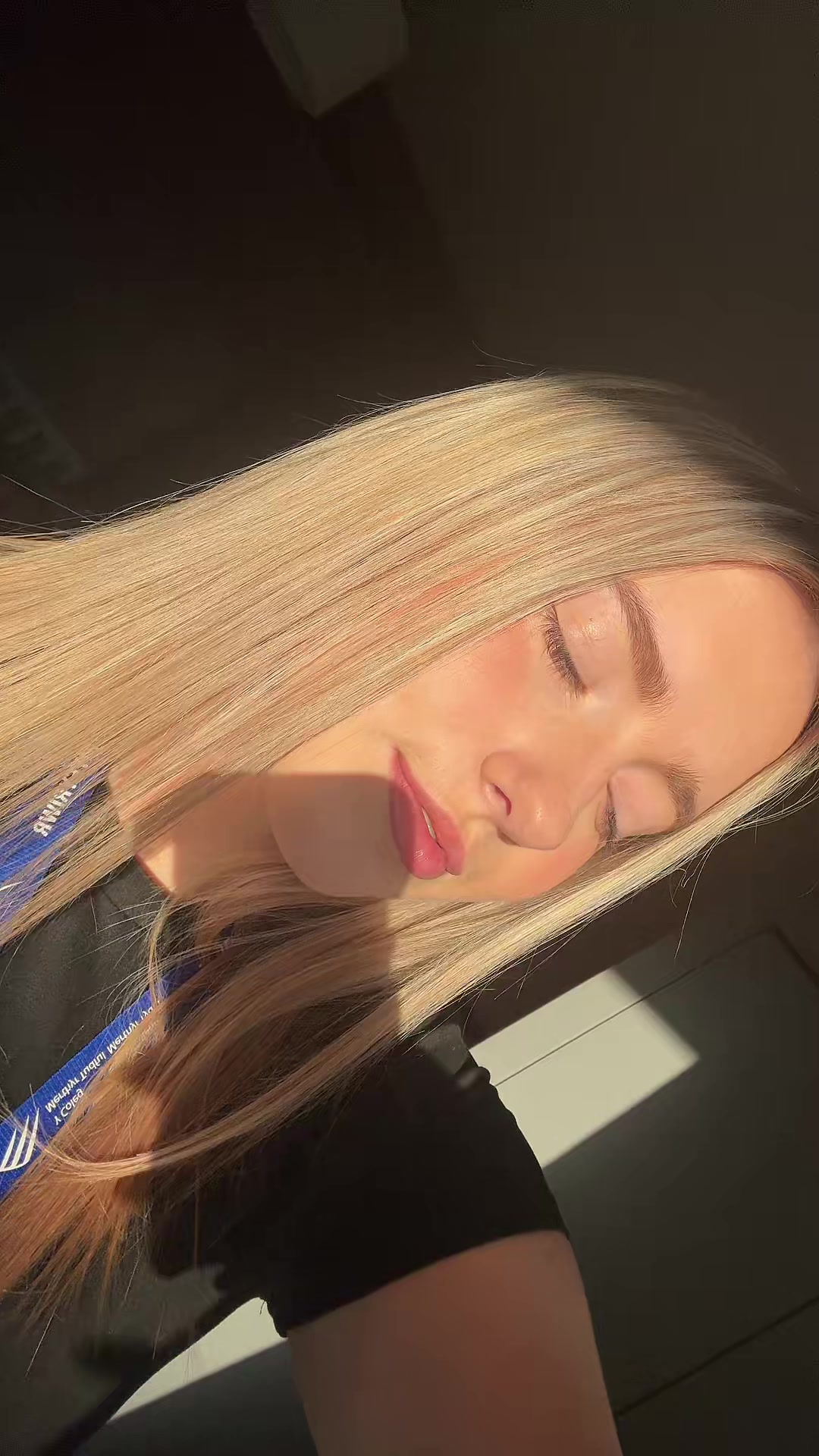 @??