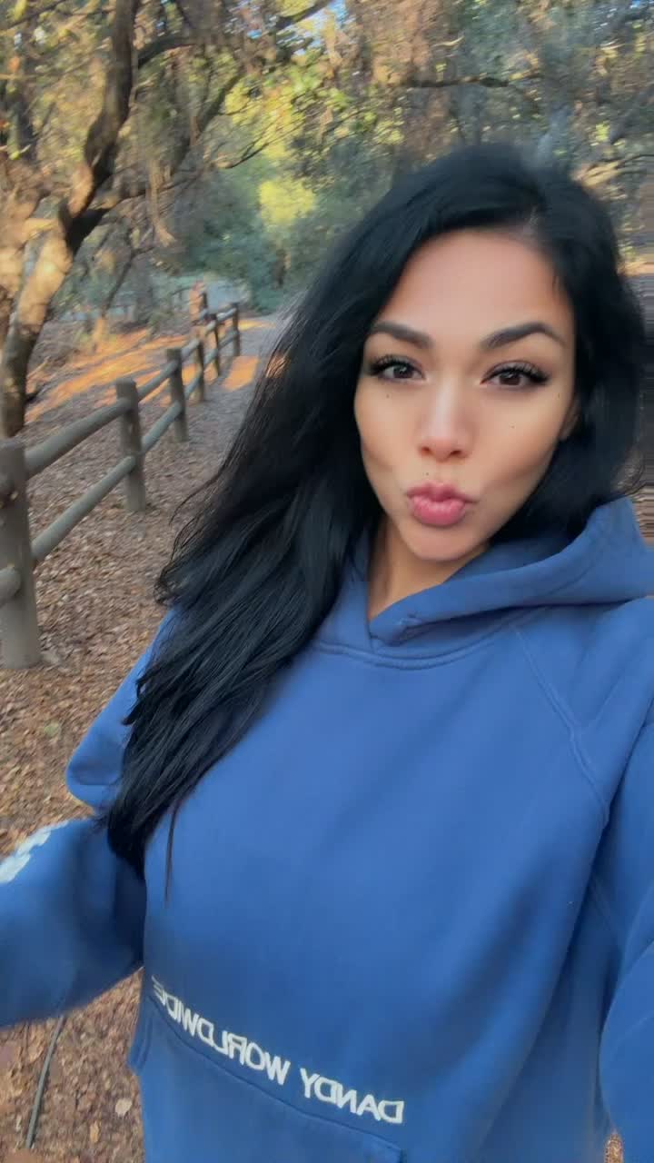 @Bella_B_