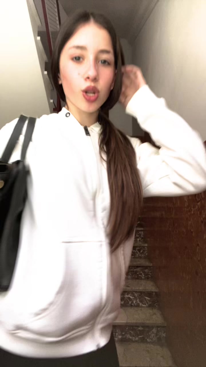 @laralombardii