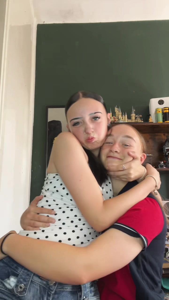 @𝓝👩🏻❤️💋👩🏼