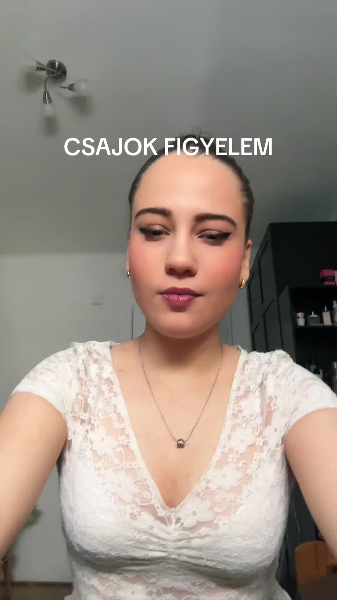 @esztike