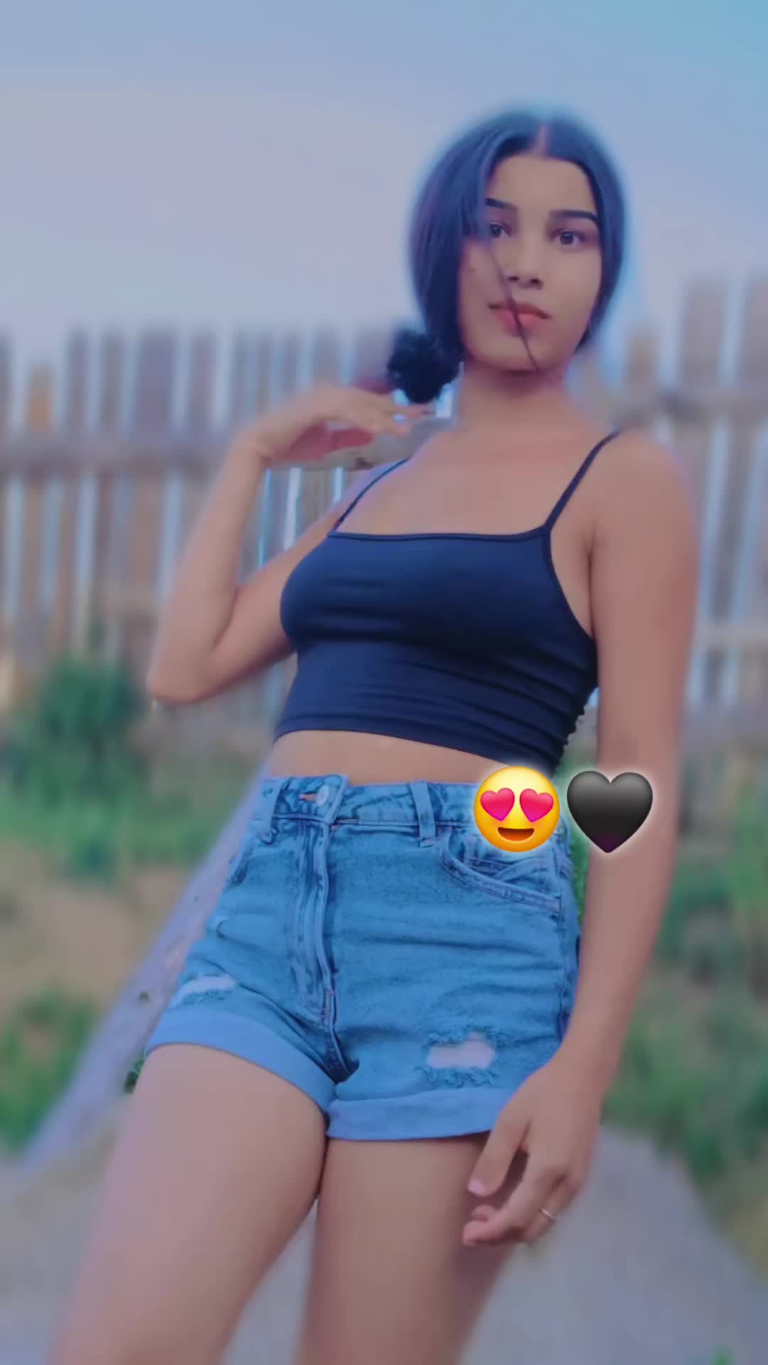 @🐝