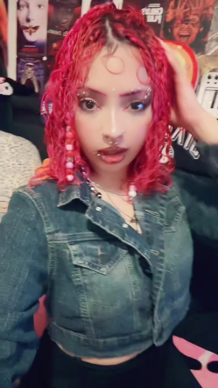 @>:)