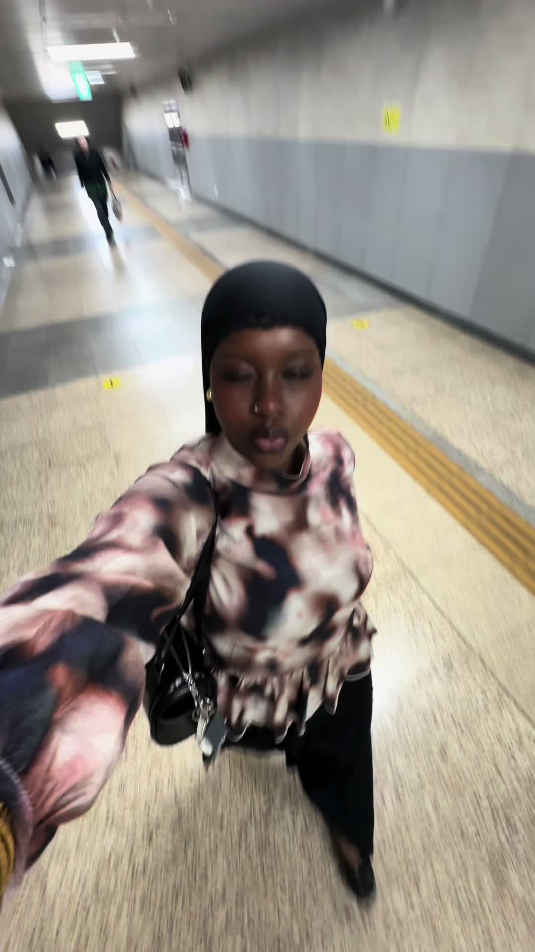 @<33