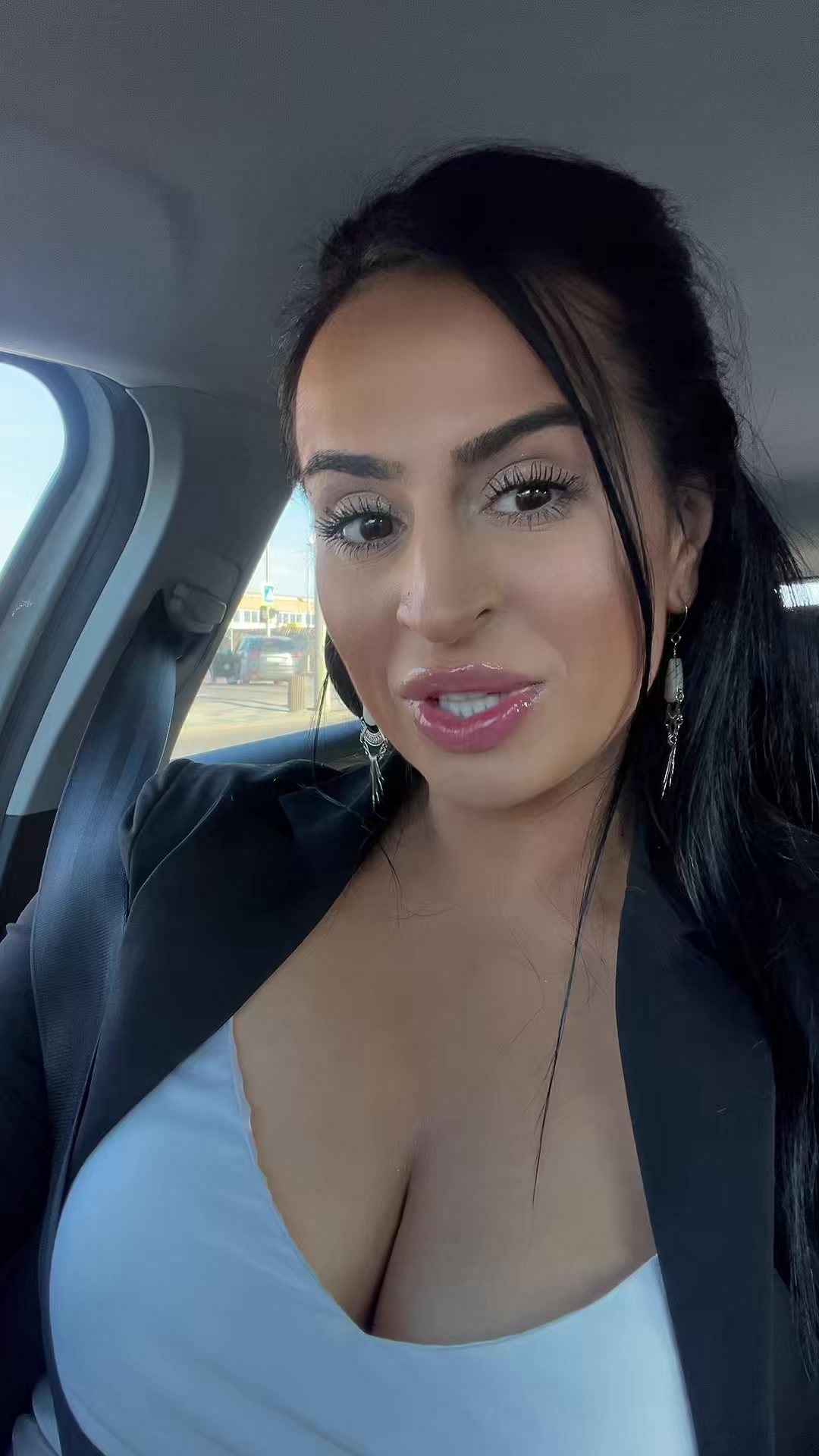 @Laura Banesanu