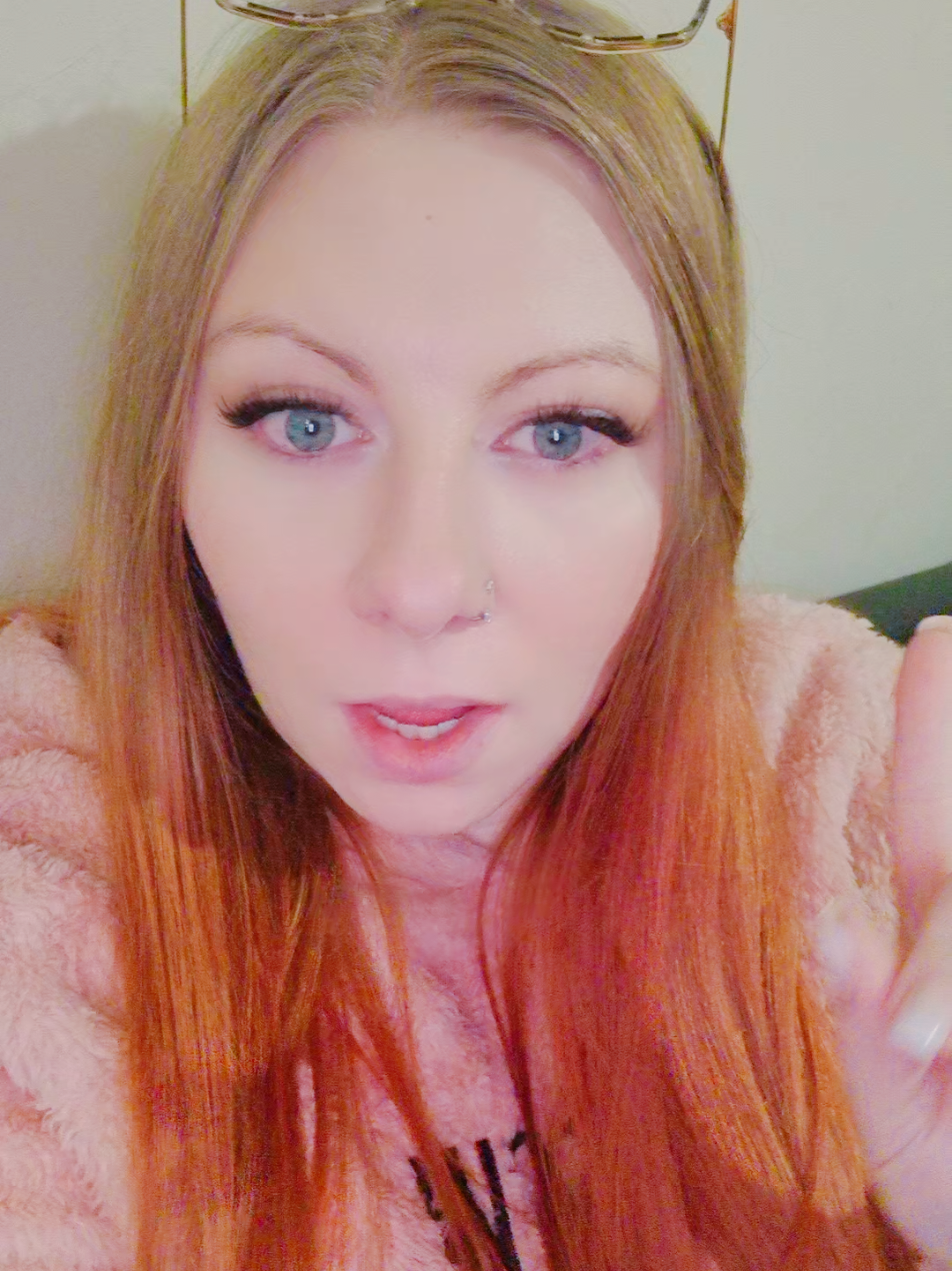 @Pheebz-honeybee 🐝💛🖤💛