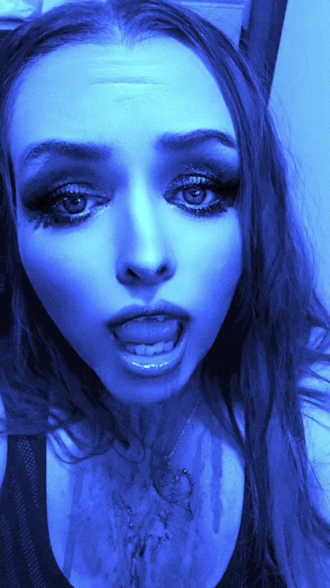 @KimCroft🧸🌹💙🎸🐋🐬🦋😈👻☘️🔥