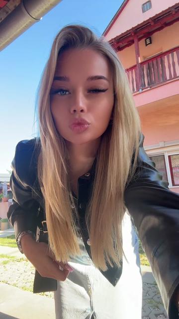 @Hancsi_._