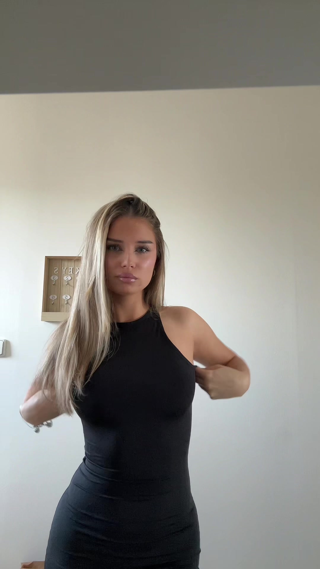 @<33