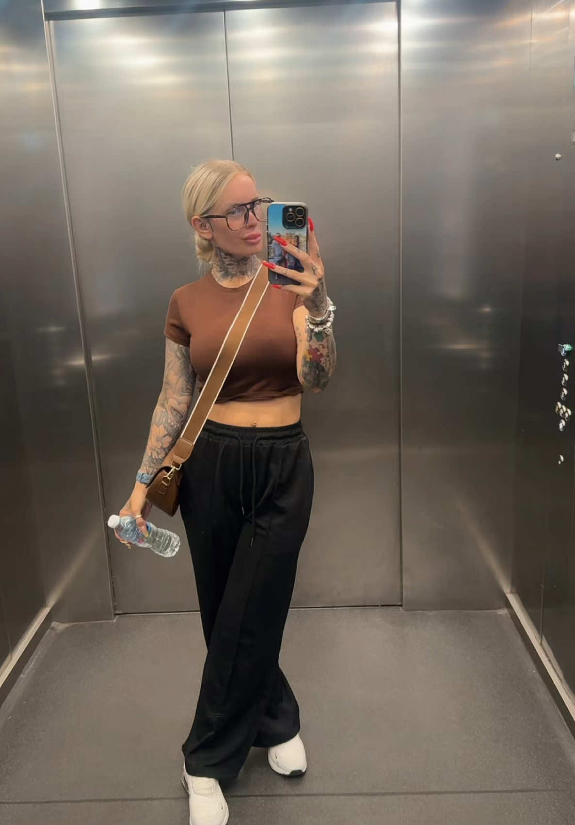 @Officialkelly_blonde