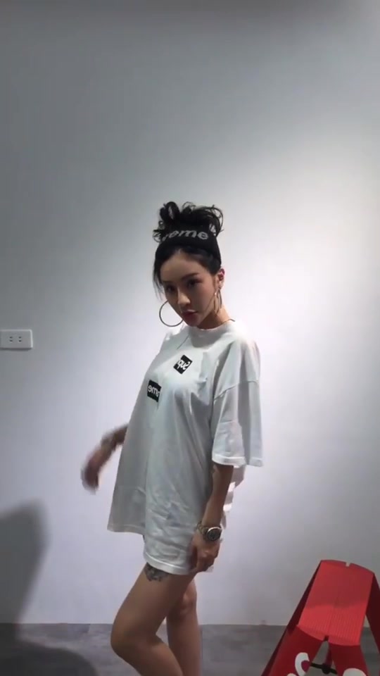 @娜娜-梁云菲