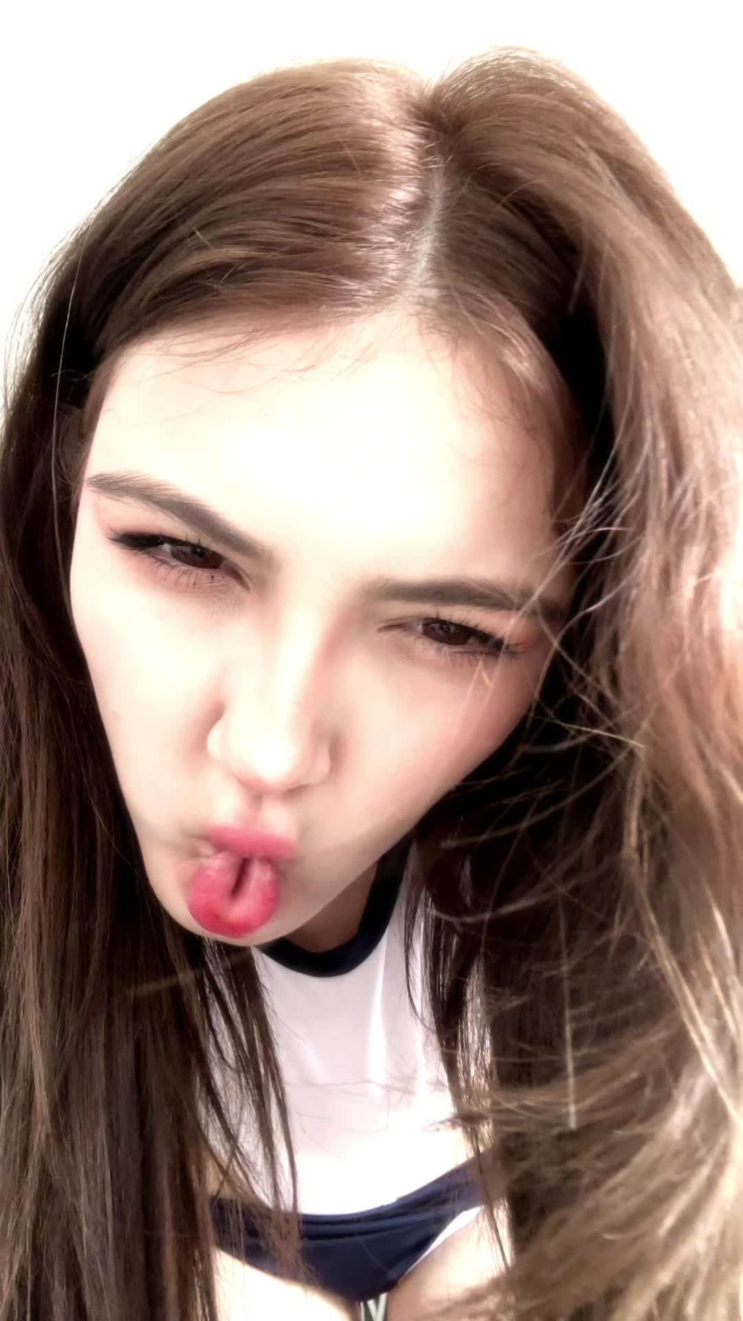 YorsSuccubus (@yorssuccubus) - Urlebird