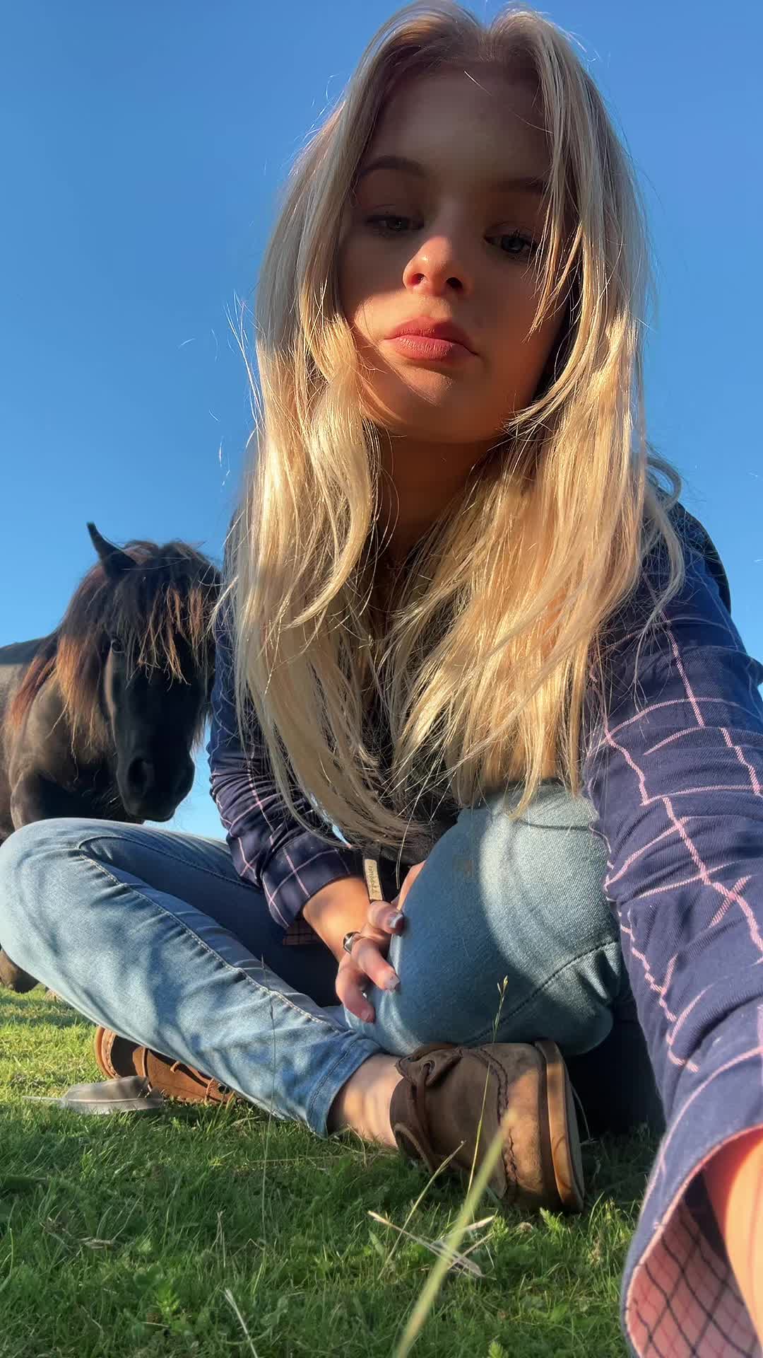 @sophie_wallis_