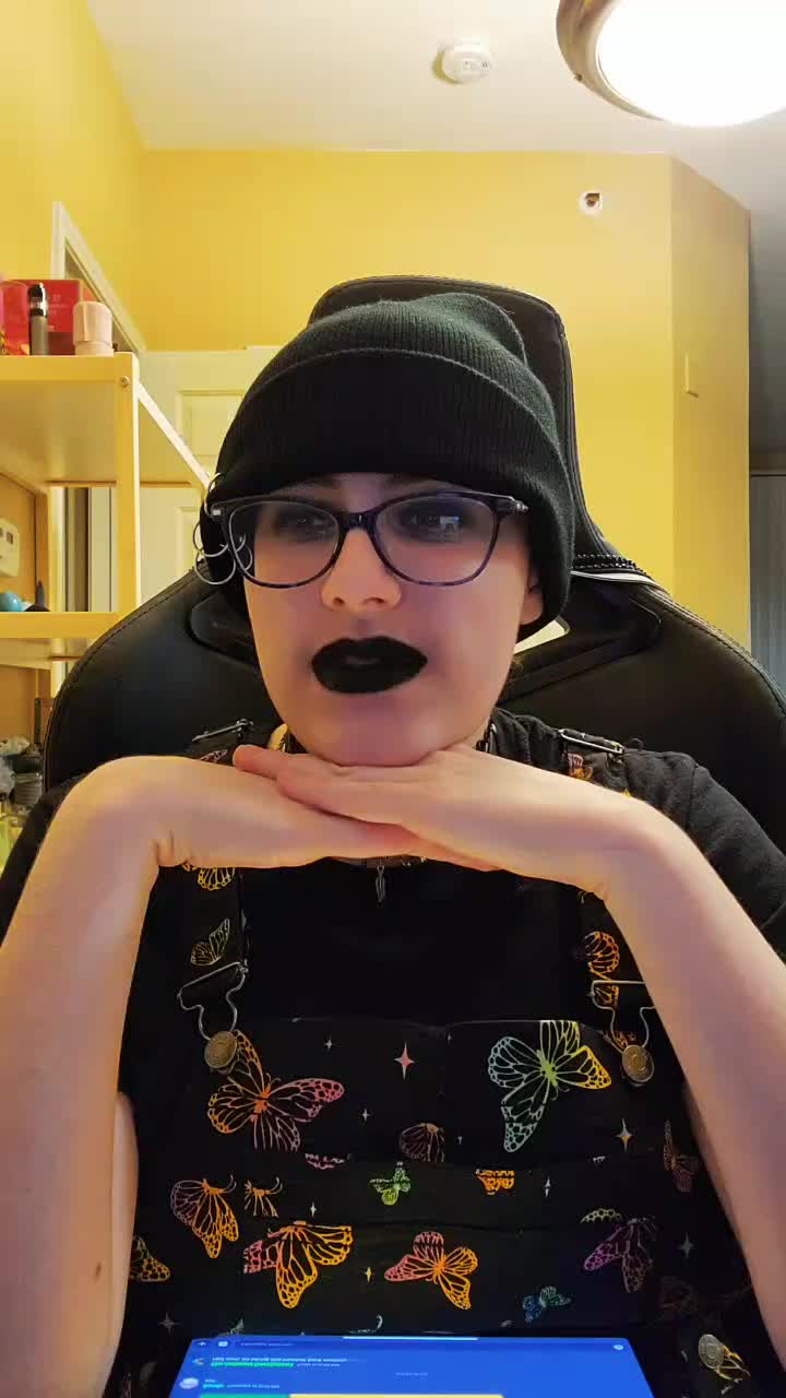 @Wolfiefanggirl1