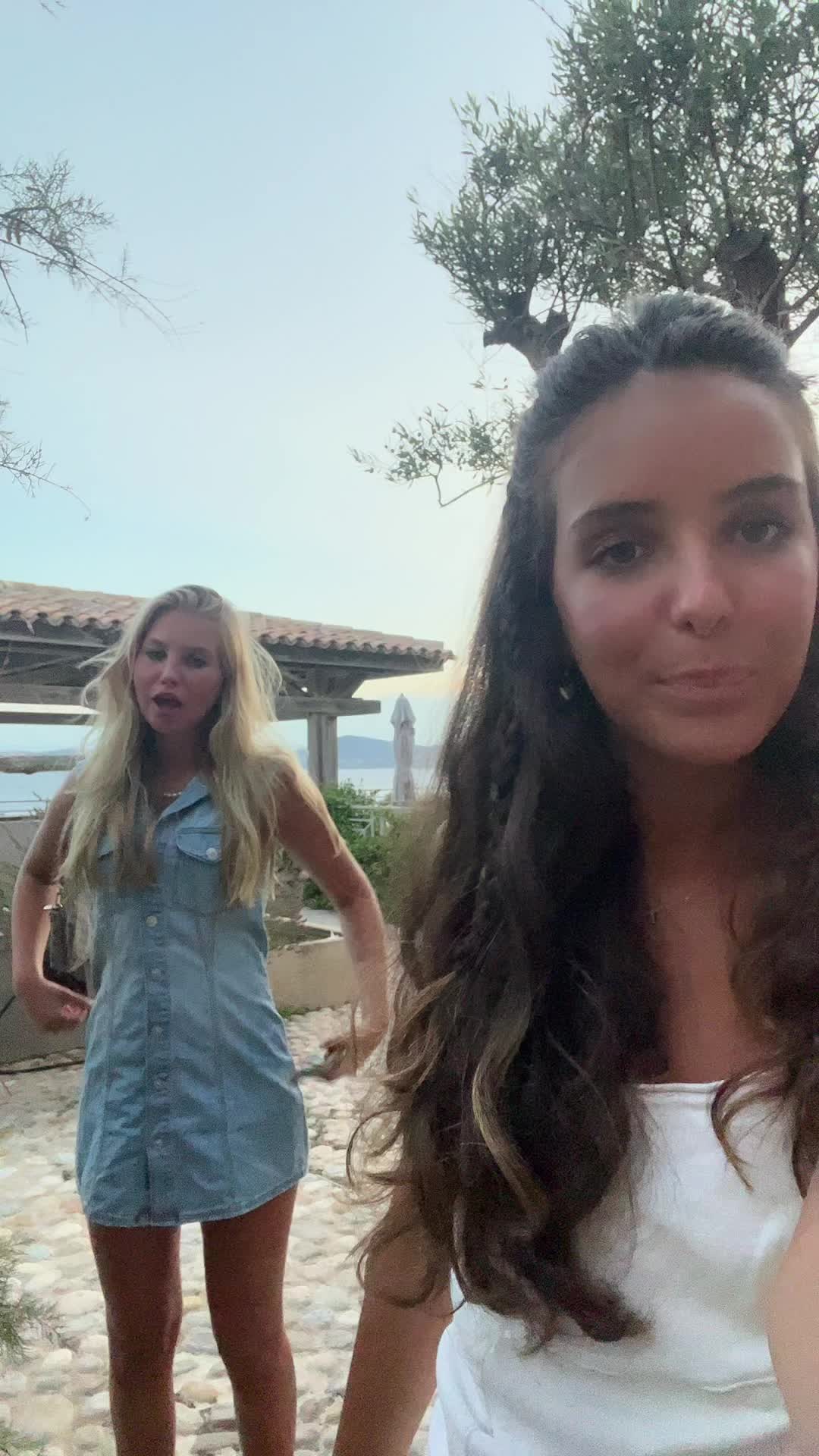 @Elise