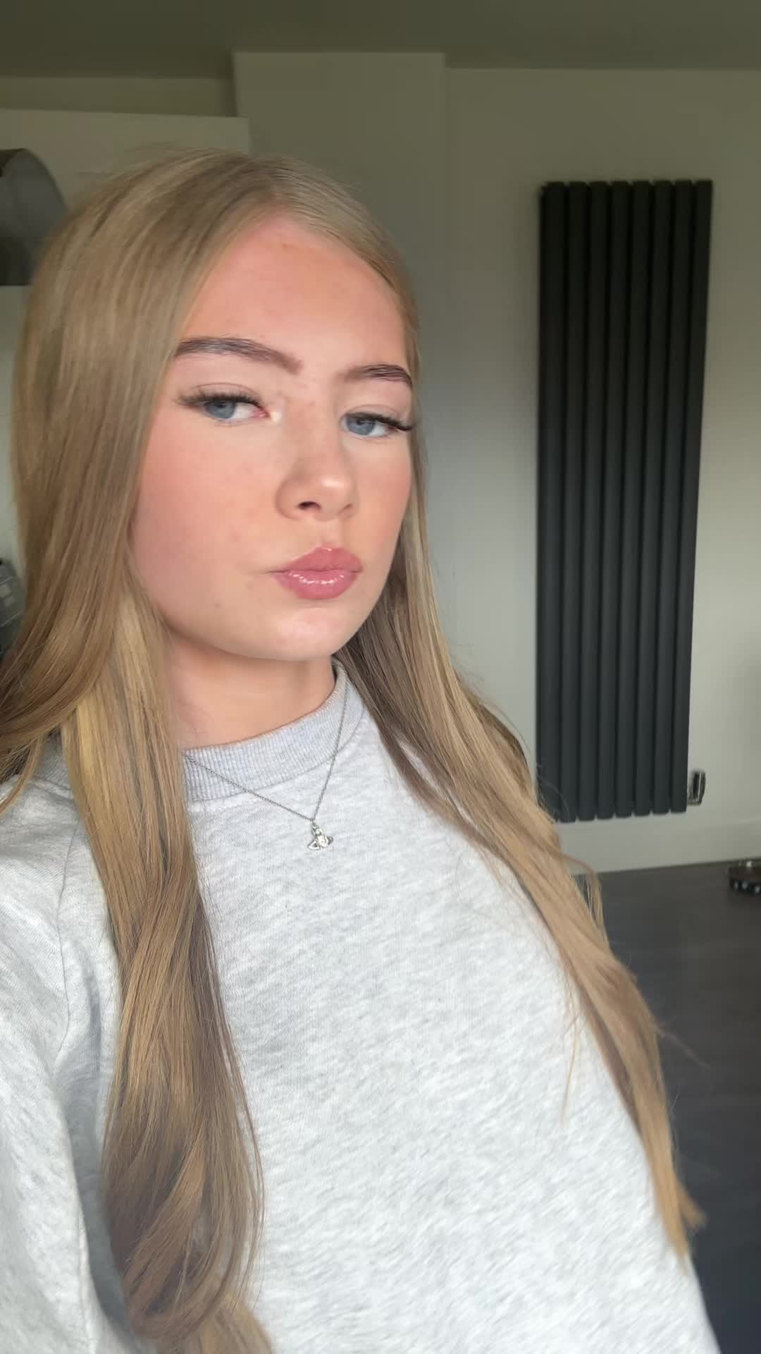 @𝐜𝐚𝐫𝐥𝐲𝐜𝐨𝐰𝐚𝐧🖤