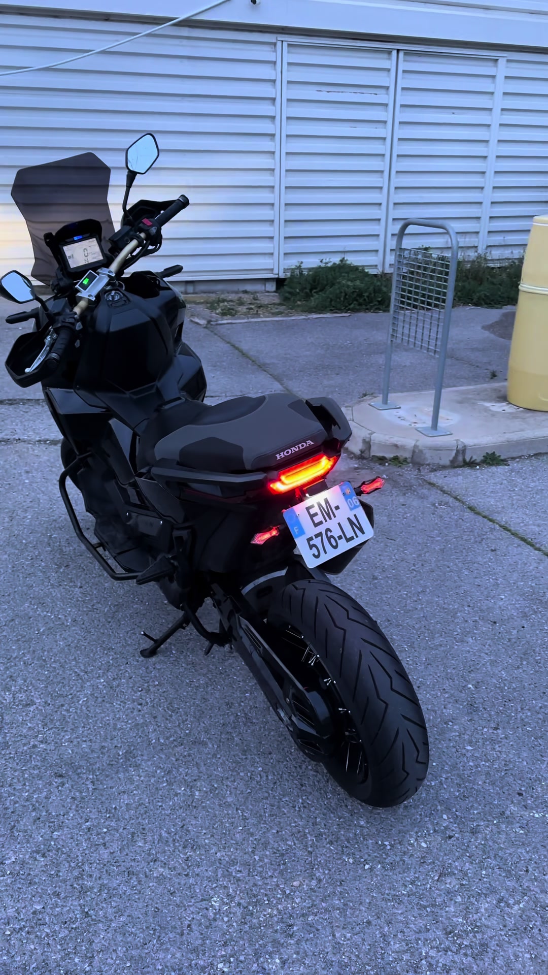 @𝑩𝑳𝑨𝑵𝑲𝑨 🏴&zwj;☠️