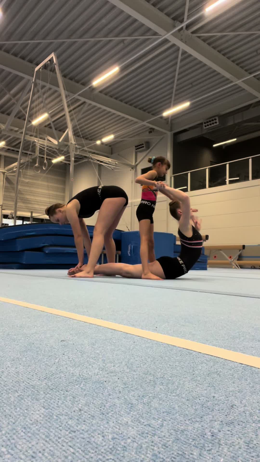 @acro🤸🏼&zwj;♀️