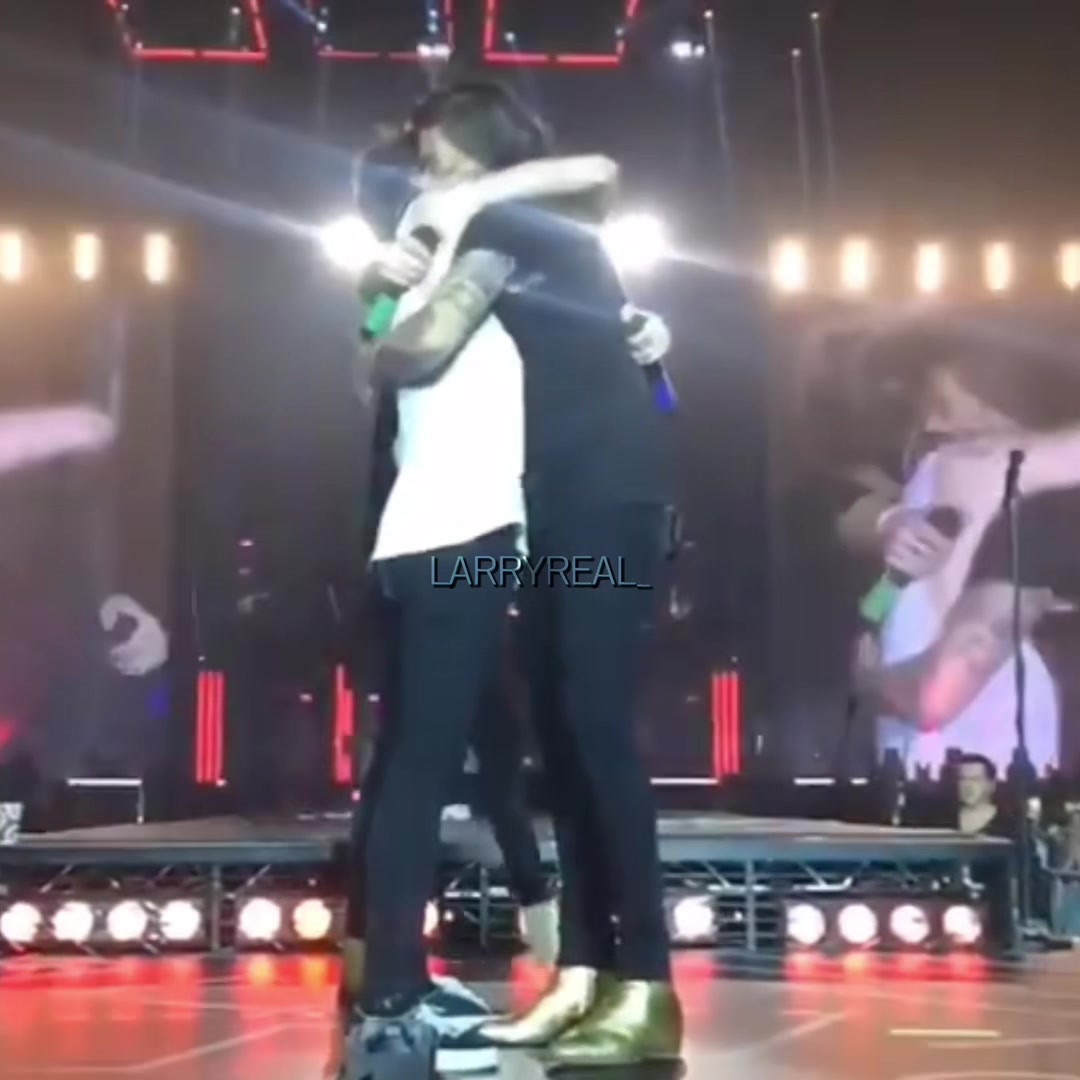 @Larry is real💚💙