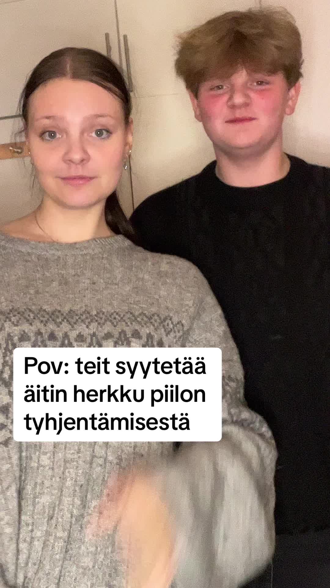 @Hymytyttö