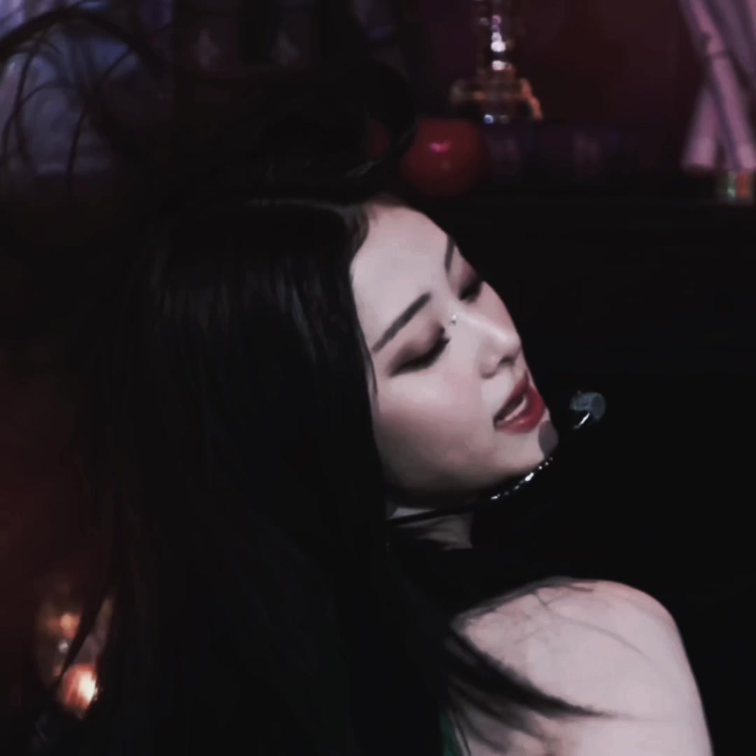 @🧛🏻&zwj;♀️