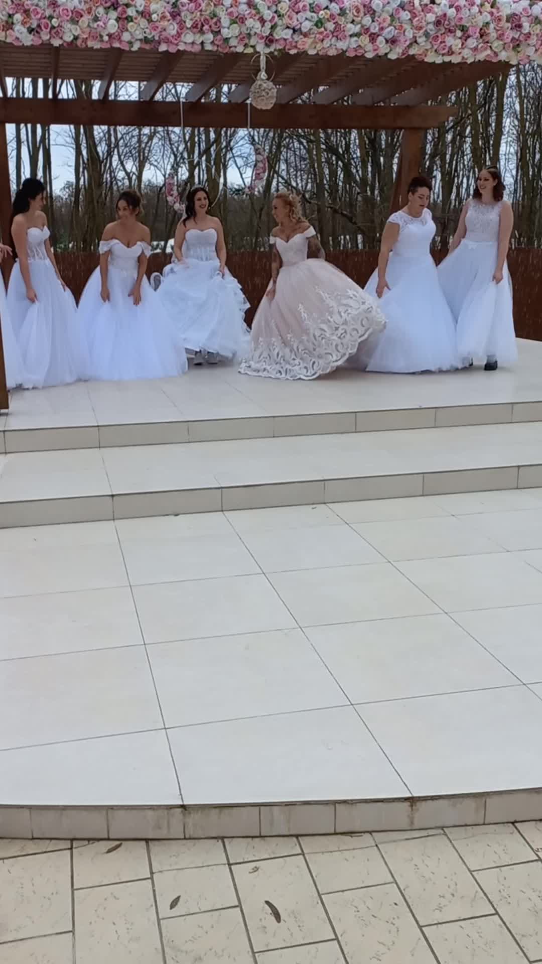 @Gy&ouml;ngyi Esk&uuml;vői Ruhaszalon