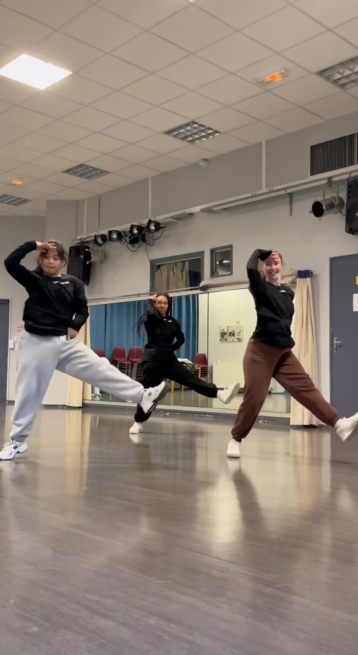@NEEDS DANCE CREW