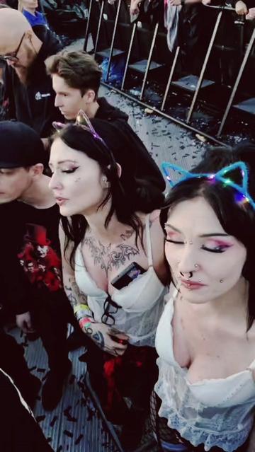 @Scene.twins