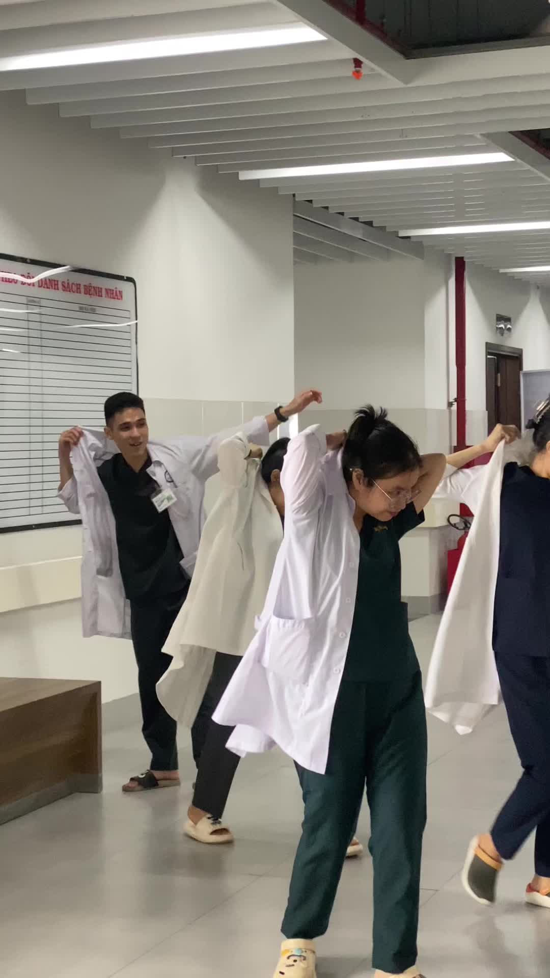 @&Aacute;i&ensp;Vi 👩&zwj;⚕️