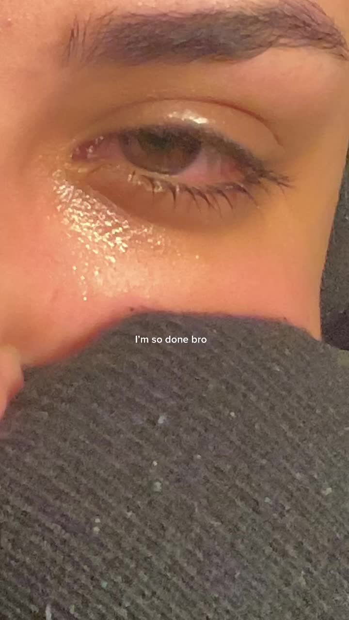 @🧍🏻&zwj;♀️