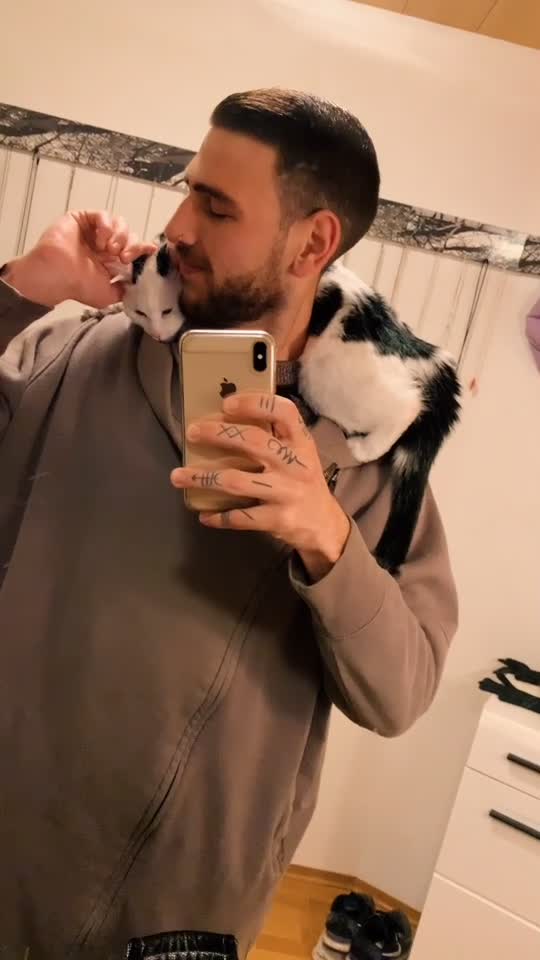 @johnny_fame_